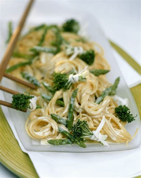 Spaghetti mit grünem Spargel Kresse Bilder kaufen 209936 StockFood