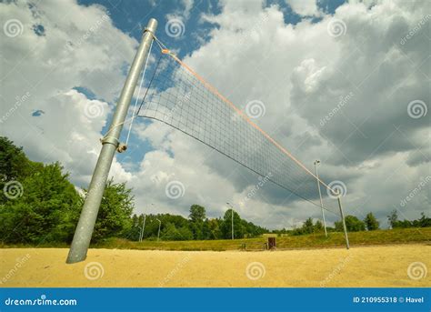 Red De Voleibol Y Cancha De Arena En Un Parque Foto De Archivo Imagen