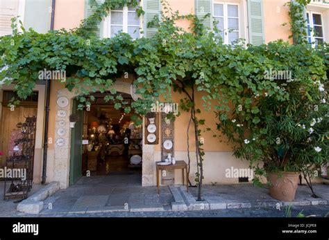 Faience pottery shop, Moustiers-Sainte-Marie, Provence, France Stock ...