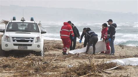 Actualizan a 60 las víctimas mortales en naufragio en Italia Línea