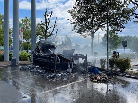 Ff Bad Salzuflen Imbisswagen Brennt Am Fachmarktzentrum Vollst Ndig