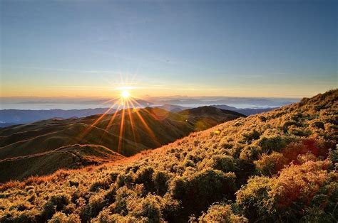 Sunrise above a sea of clouds. Taken at Mt. Pulag National Park ...