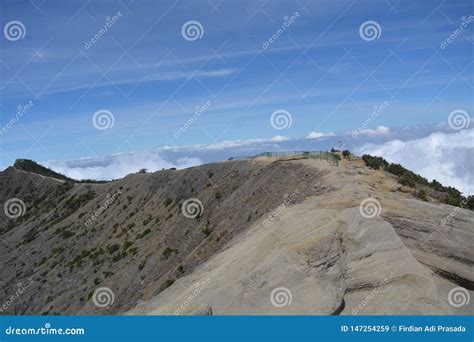 Caminhada Na Cratera Do Vulc O De Ciremai Imagem De Stock Imagem De