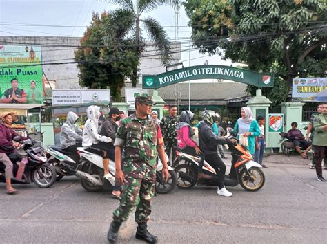 Ramadhan Ke 13 Koramil 01 Teluknaga Kodim 0510 Tigaraksa Bagikan Takjil