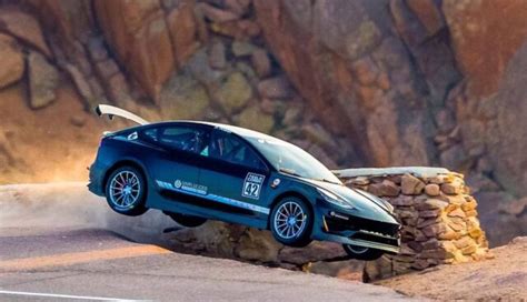 Schnelles Tesla Model Fliegt In Pikes Peak Aus Der Kurve Teslamag De