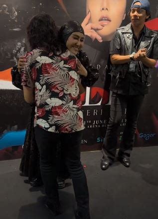 pula komen warganet  tengok ella selamba je berpelukan