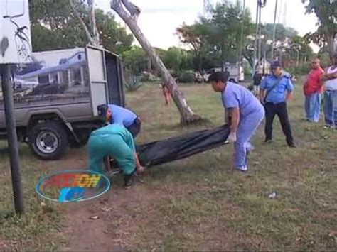 Brutal accidente deja dos personas muertas al impactar contra un rótulo