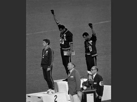 Tommie Smith et John Carlos lèvent leur poing contre le racisme et l