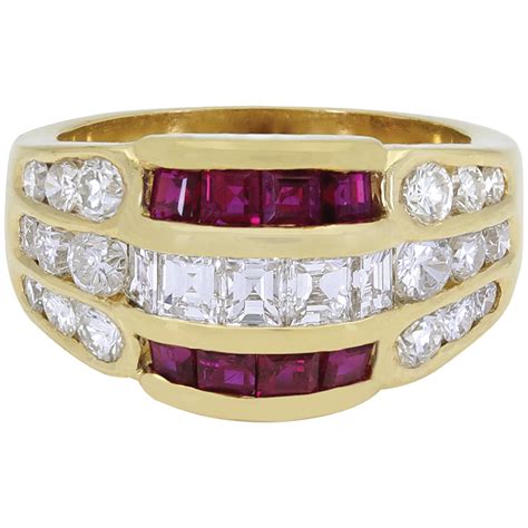 Bague dôme en or jaune 18 carats avec rubis rond et diamants blancs