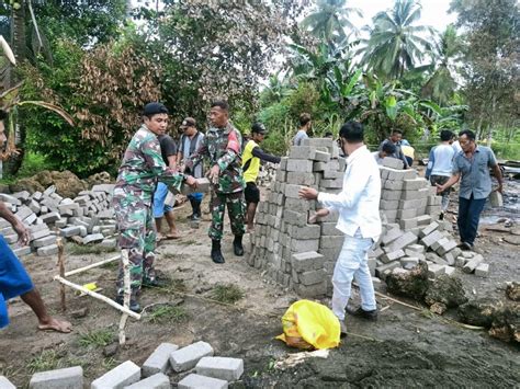 Danramil Wayabula Bersama Babinsa Karya Bakti Bangun Pondasi