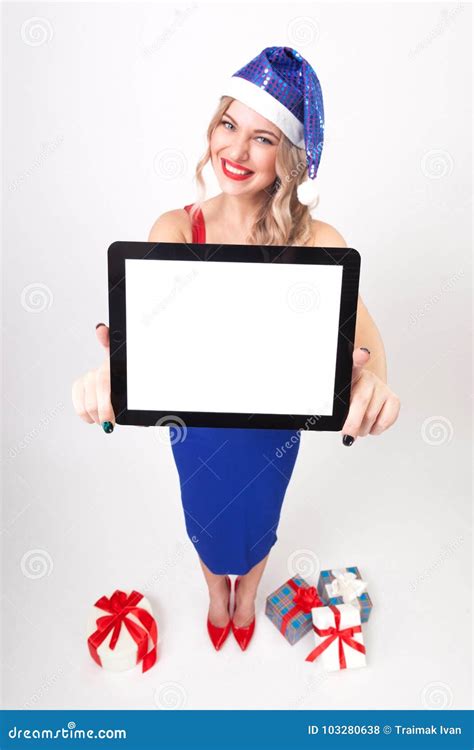 La Belle Blonde Avec De Grands Seins Se Tenant Sur Un Backgr Blanc Photo Stock Image Du