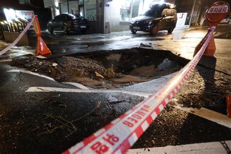 首尔首都圈80年来罕见暴雨 洪水吞车 地铁站现“大瀑布”7死6失踪 国际 即时国际