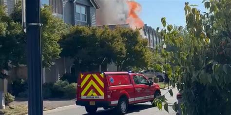 Breaking Update Small Plane Crashes Into Row Of Portland Area Townhomes 3 People Missing The