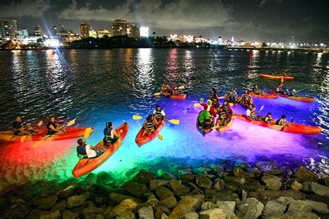 Excursão guiada noturna de caiaque em Porto Rico na Lagoa Condado