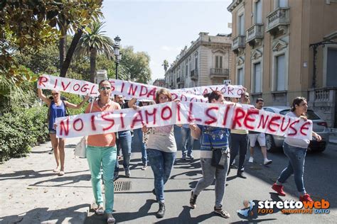 Reggio Calabria Protesta Dei Lavoratori Davanti Al Comune Chiesto Un