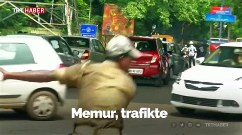 Hindistan Da Trafi I Dans Ederek Y Nlendiren Trafik Polisi