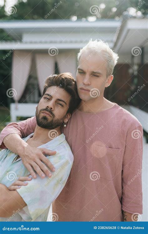 Pareja Gay Feliz De Pie Y Abrazando Foto De Archivo Imagen De Retrato