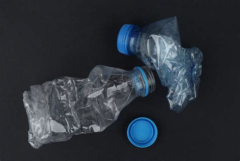 Come Schiacciare Le Bottiglie Di Plastica Prima Di Buttarle Via La