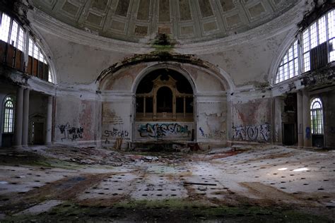 Abandoned church in Chicago ft. Stepdad graffiti [6000x4000][oc] : r ...