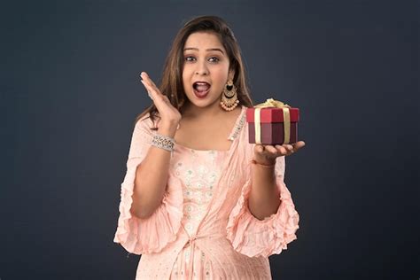 Retrato de un joven feliz mujer sonriente niña tenencia caja