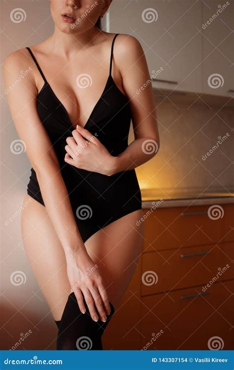 Femme Sensuelle Attirante Dans La Lingerie Dans La Chambre Photo Stock