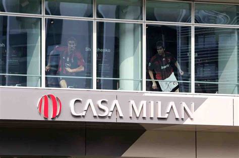 Firma Fino Al Colpo In Avanti Per Il Milan