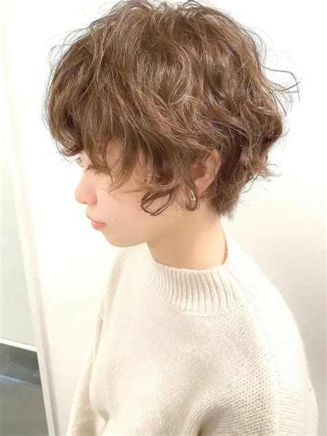 強めパーマでショートヘアをボリュームup。40代女性に似合うおすすめスタイル ショート パーマ パーマ ヘアスタイル