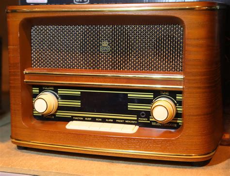 Gpo Winchester Dab Digital And Fm Radio With Wood Finish Radio