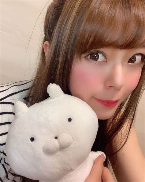 羽瀬萌さんのインスタグラム写真 羽瀬萌instagram「今日も仲良し🐰 ️ ちびちゃんだよ🐰 ナスのそぼろ煮作った日から、ハンバーグ