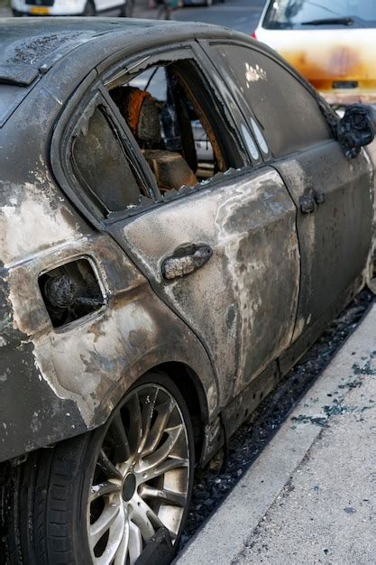 Primer Plano De Un Autom Vil Quemado En La Carretera Hacia Abajo En El