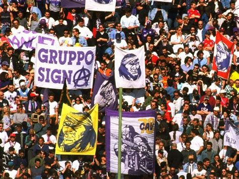 Fiorentina Juve Cori Sull Heysel All Ingresso In Campo Delle Squadre