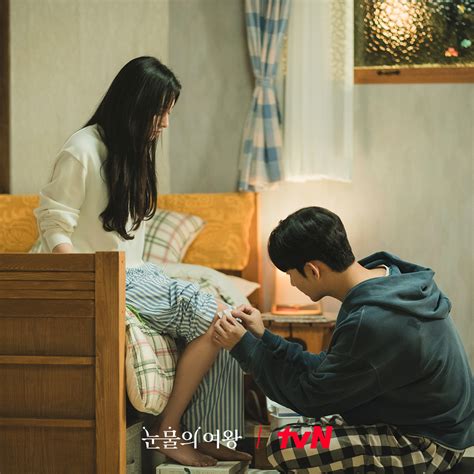 Kim Soo Hyun Tenderly Takes Care Of Kim Ji Won In Queen Of Tears