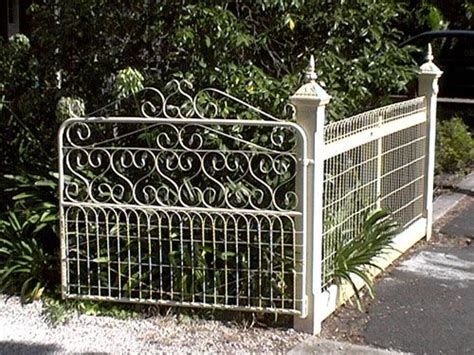 Old Fashioned Yard Ornamental Wire Fencing