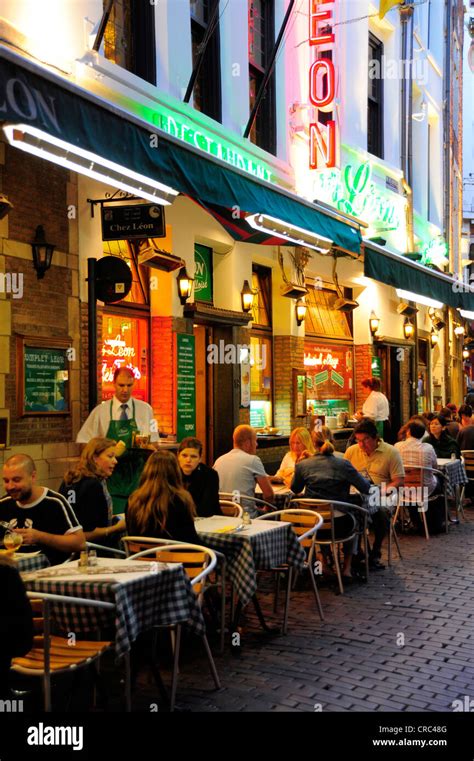 Restaurant Chez Leon in the evening, Rue des Bouchers, Beenhouwersstraat, city centre, Brussels ...