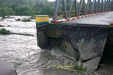 Foto Jembatan Putus Akibat Banjir Di Maluku Tengah