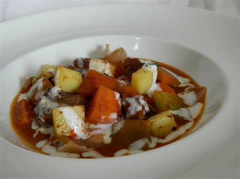 Bocconcini Di Manzo In Brodetto Con Patate Peperoni E Crema Di Tuma