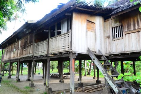 Potret Rumah Adat Mandar Majene Di Benteng Somba Opu Makassar - Tanah ...