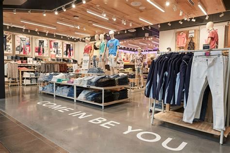 American Eagle Aeo Sells Jeans Lingerie With Inclusivity Bloomberg