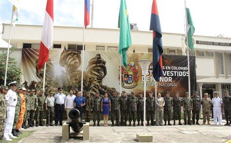 Fuerzas Militares Y Policía Nacional Izan Pabellón Tripartita Junto A