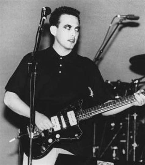 Can anyone identify this guitar Robert Smith is using? : r/TheCure