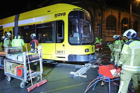 Unfall Am Bahnhof Mitte Stra Enbahn Entgleist Nach Kollision Mit Ford