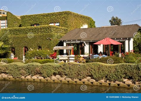 Venice Beach Canal Houses editorial image. Image of roof - 10493880