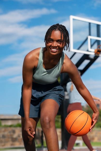 Femme Angle Bas S Entra Nant Pour Le Basket Ball Photo Gratuite