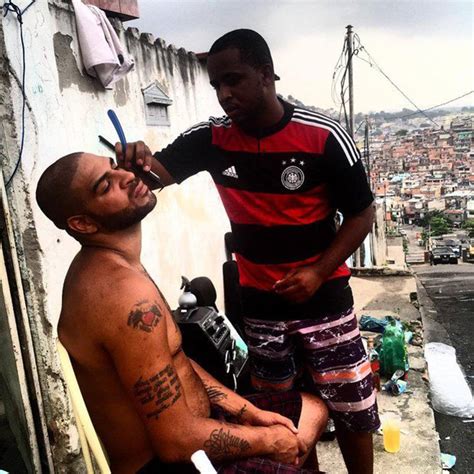 BRASIL Daily Star Adriano vive en una favela de Río de Janeiro AS