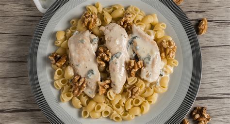 Solomillo De Pollo Con Gorgonzola Y Nueces Acompa Ado De Pasta