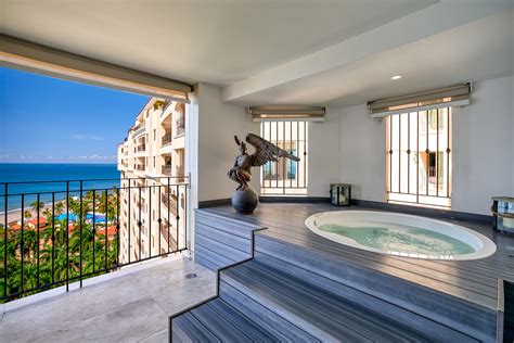 Luxurious 4BR Condo | Jacuzzi | Oceanfront | King - Home Rental in ...