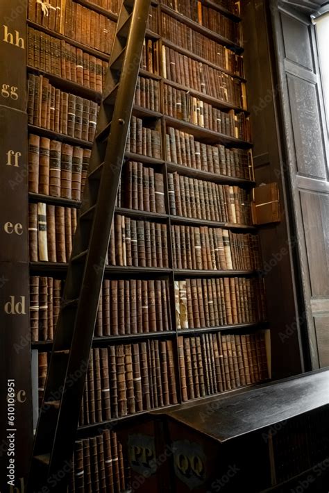 Foto De Long Room At Trinity Colleges Old Library In Dublin Ireland