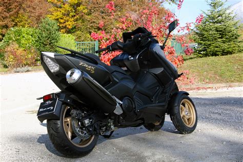 Lazareth Pr Sente Le Mt Un Scooter Yamaha Tmax