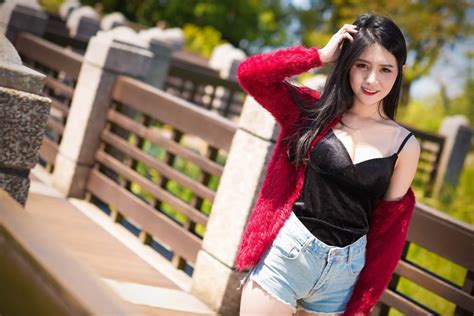 4K Asian Bokeh Brunette Girl Glance Shorts Hands Smile HD