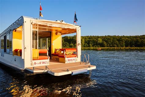 Solar-Powered Houseboat Can Go 31 Miles Per Day on Sunshine